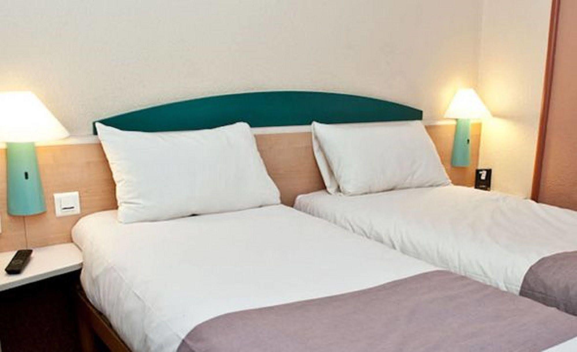 Egg Hotel Gonesse Exteriör bild